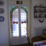 Restauration et pose dans une porte de cuisine des vitraux anciens