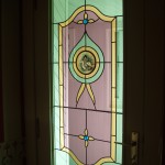Adaptation d'un vitrail en incrustant des pièces anciennes dans un vitrail neuf